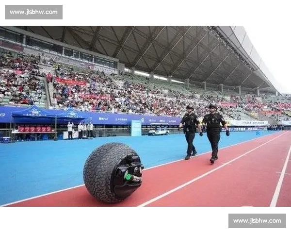 苏超赛场惊现 “钢铁战队”:机器人裁判与球形战警重塑赛事生态 苏超赛场惊现 “钢铁战队”:机器人裁判与球形战警重塑赛事生态
