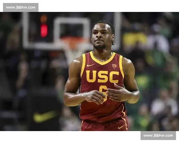 詹姆斯转发布朗尼扣篮训练:父子齐力见证成长! 詹姆斯转发布朗尼扣篮训练:父子齐力见证成长!