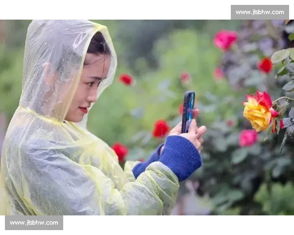 雨幕中的泳者：拥抱自然的清凉仪式