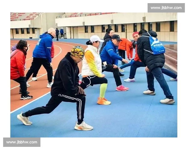 雨幕中绳牵追光:视障跑者与陪跑员的无畏训练 雨幕中绳牵追光:视障跑者与陪跑员的无畏训练